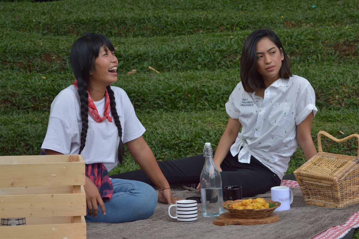 Satya Winnie sedang piknik dengan host MLDSPOT TV Season 5